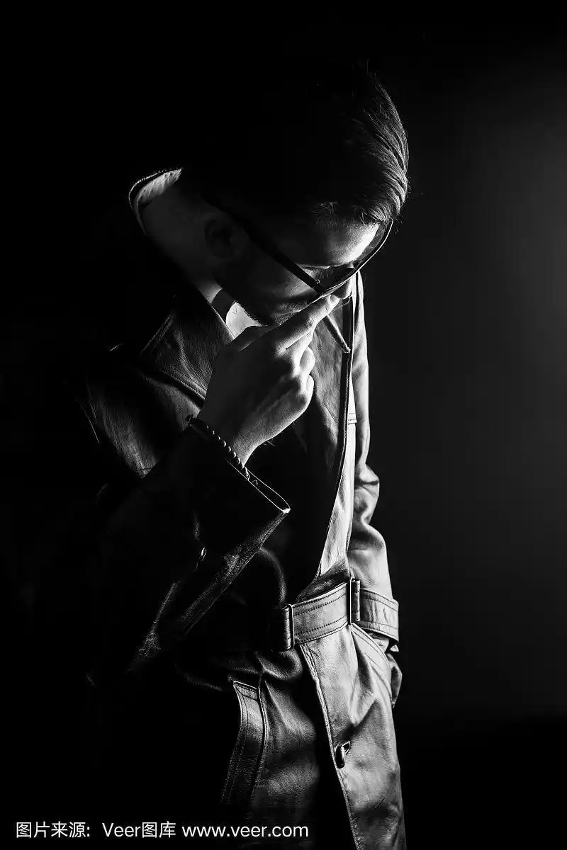 时尚男子低头抽烟