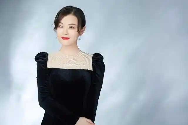 许海霞出生于山西民歌之乡河曲,她是青年歌唱家,中国文艺志愿者协会