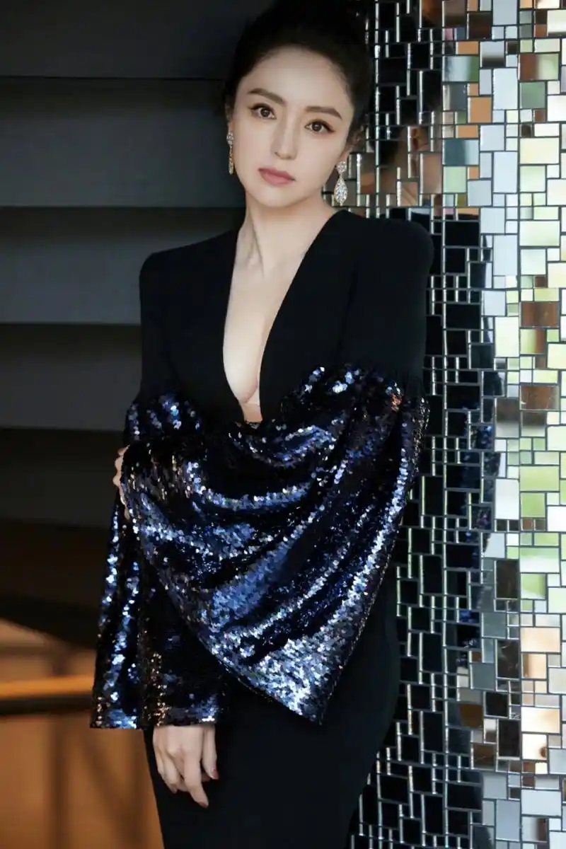 其实这就是很普通的礼服,只不过董璇比较有料,所以给人感觉比较露