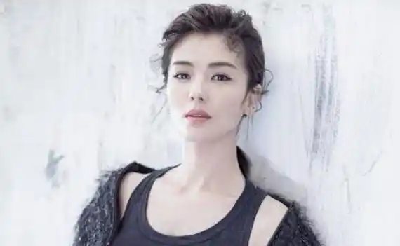 刘涛出镜人气破2千万,倒立卖空上万裸钻,却遭男助理抢镜_刘一刀_网友