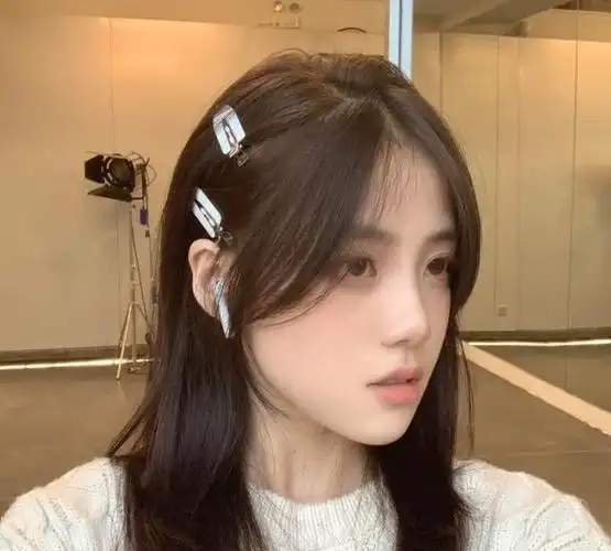 这款八字刘海有一定的层次感,所以不论是搭配披肩发,还是丸子头都很可