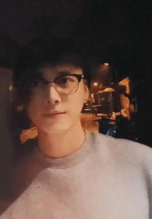 李易峰走进超市耸耸肩疑似穿一件拼布夹克在街上都认不出来