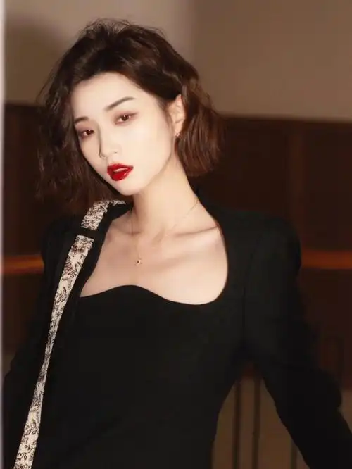 也要配你的发型气质短发是一款不挑脸型的发型#短发烫发  #徐州烫发