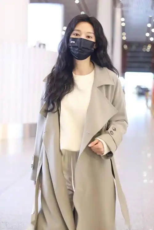 街拍张俪米色大衣端庄时尚长发飘飘靓丽夺目