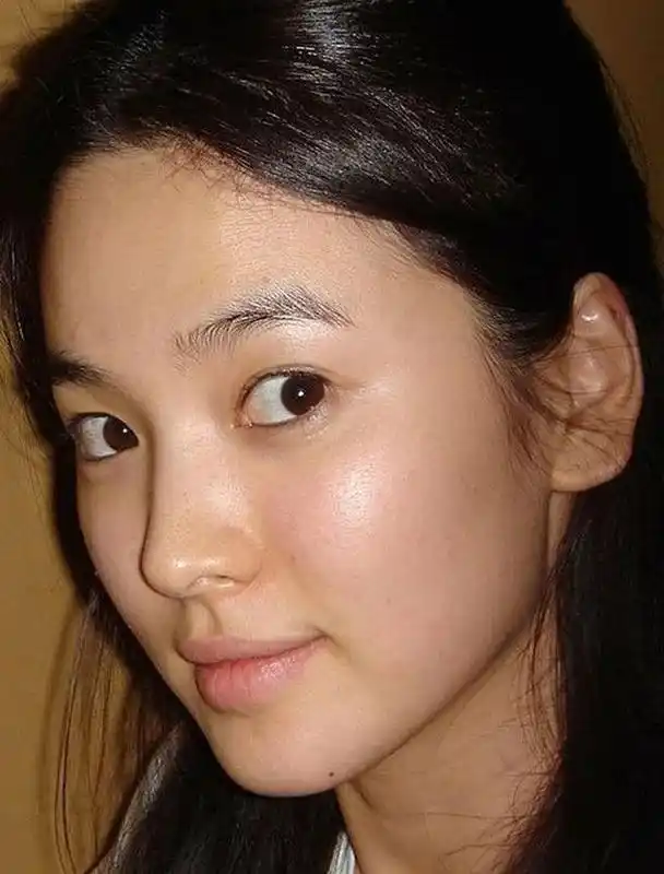 可能是几乎没看到宋慧乔浓妆的时候,淡妆与素颜差别并不是很大.