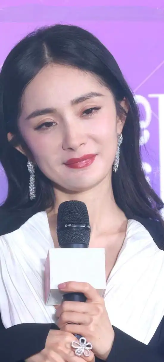 杨幂素颜图,被我找到了#娱乐最前沿# #杨幂# #明星