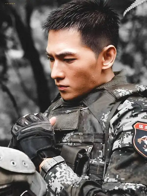 杨洋特战荣耀见面会落泪