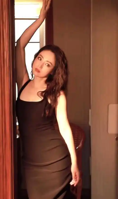 43岁的董璇看着最近有些发福,脸部圆润了许多,身穿黑色的贴身长裙更显