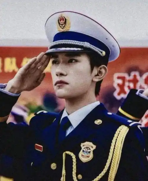 易烊千玺军装照,好a一男的!_题材_样子_电影