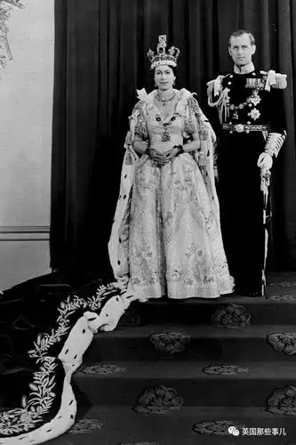 27岁的伊丽莎白女王在加冕典礼上,身穿norman hartnell专门为她定制的