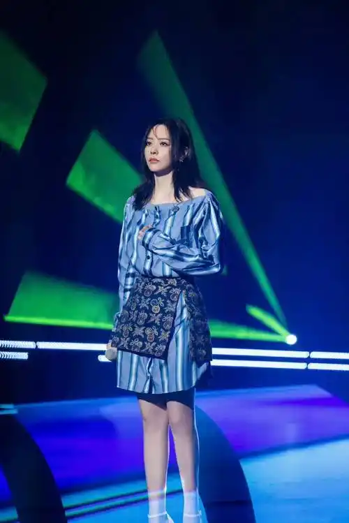 时尚-《天赐的声音》第二期 女星穿搭总结:张靓颖张碧晨吉克隽逸_舞台