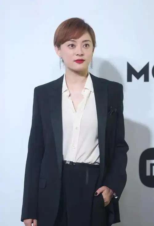 孙俪发福严重脸大一圈好富态穿黑西装像女总裁毫无往日柔美