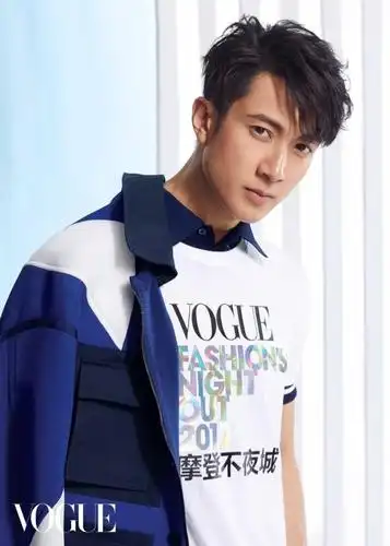 吴尊完美侧颜尽显绅士气质