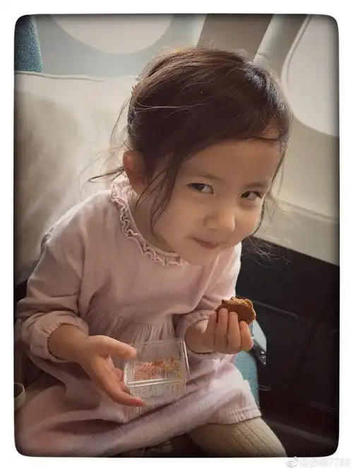 好喜欢黄磊的小女儿,灵气四溢的活泼小姑娘!