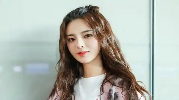 杨超越出生于一个普通的农村家庭,从小就经历了父母的离异.