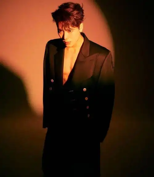 穿深v西装大秀腹肌线条,型男魅力根本挡不住|男神|写真_网易订阅