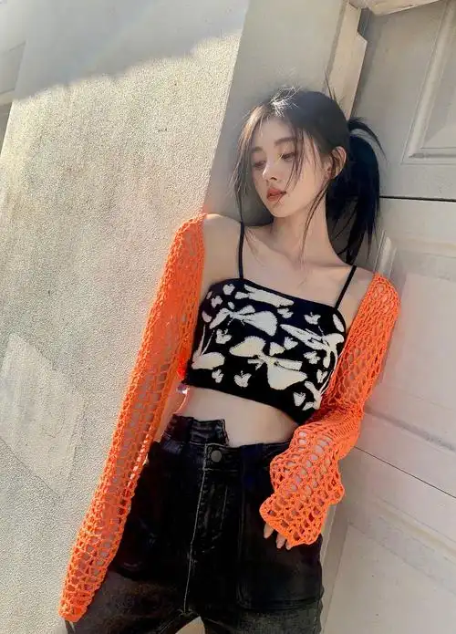 鞠婧祎晒春天美照穿吊带衫尽显小蛮腰又纯又欲身材抢镜