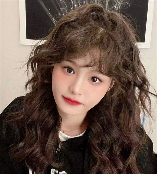 韩剧女主同款的羊毛卷,细碎感的卷发 棕色染发的搭配