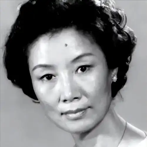 演员吕中:23岁嫁同学,今儿子儿媳是她的骄傲,女儿是国人的骄傲