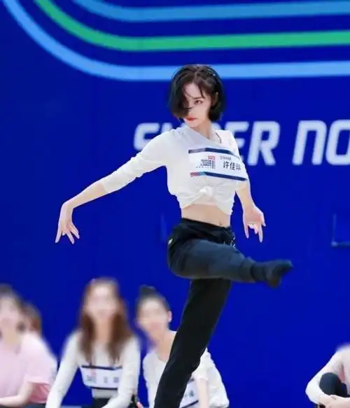 1米7许佳琪就是不一般普通运动裤穿得休闲好看这腿长了得