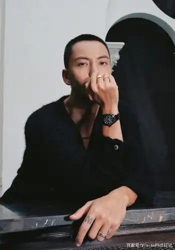 陈伟霆真是"行走的荷尔蒙",寸头更是超帅,全方位无死角