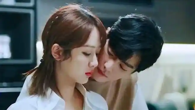 肖战低头亲吻杨紫,谁注意他嘴唇咋放的?
