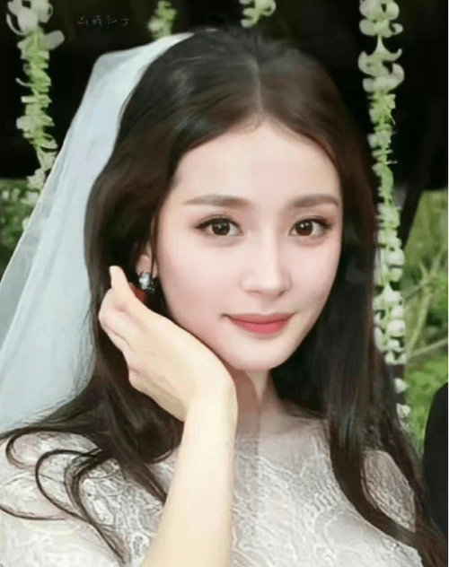 杨幂拍戏穿婚纱美翻天,网友感叹:娱乐圈最美的新娘!_照片_下杨_魏大勋