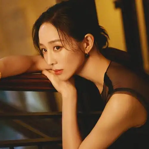 张钧甯春日放风大会:时尚魅力与深度互动的商业价值 春日的暖阳下,张