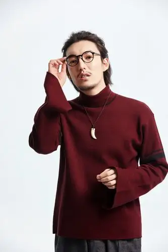 来自新疆省乌鲁木齐市,哈萨克族,歌手,微博:亚森rom,从小热爱音乐的他