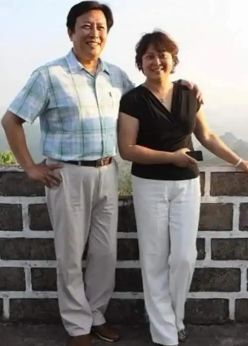 回顾演员壮丽嫁唐国强婚后连生两子如今一家五口幸福美满