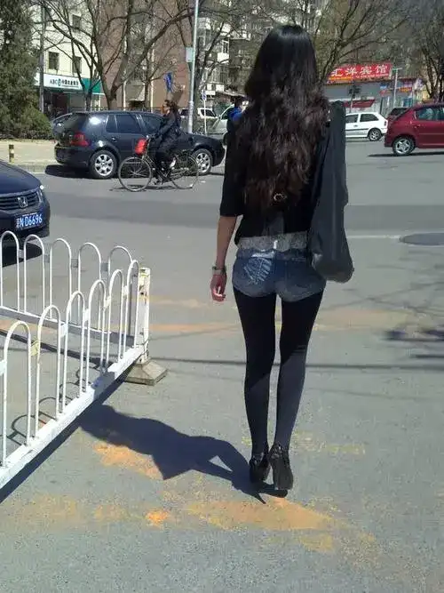 街拍长腿丝袜美女背影写真