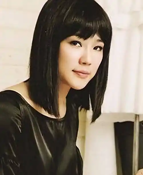 女方长发披肩身材高挑,隐婚多年还育有一女_谢易桦_女士_绯闻