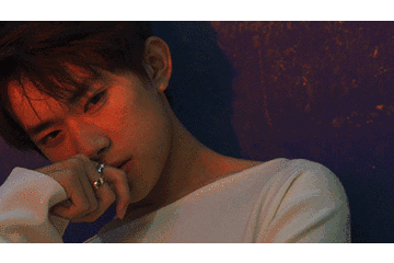 同样是"回眸一笑",宋祖儿治愈,肖战可爱,看到易烊千玺迷住了