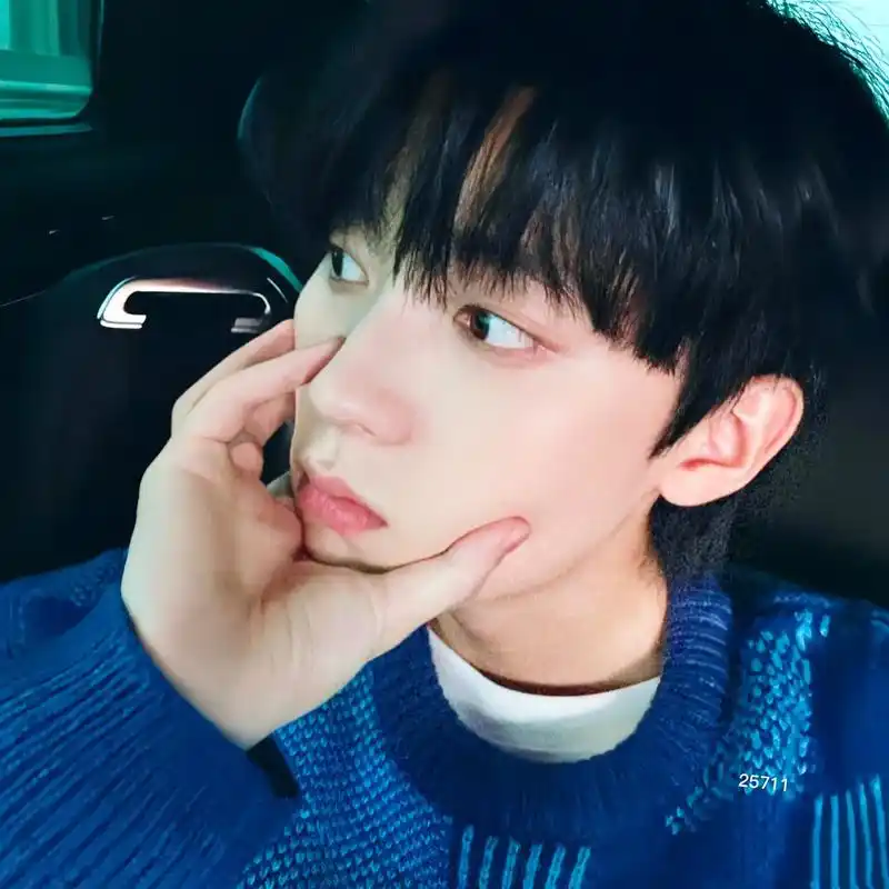 一个很会拍自拍头像的小男生#周翊然  #自拍 #追星 - 抖音