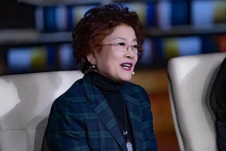 回顾著名演员宋春丽我这辈子正确的决定就是在61岁做了妈妈