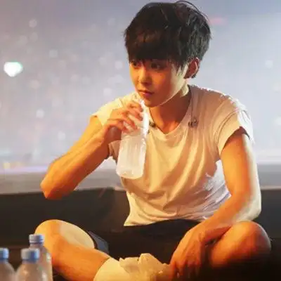 明星 日韩星闻 >> 正文 金珉锡(艺名xiumin),出生于1990年3月26日.