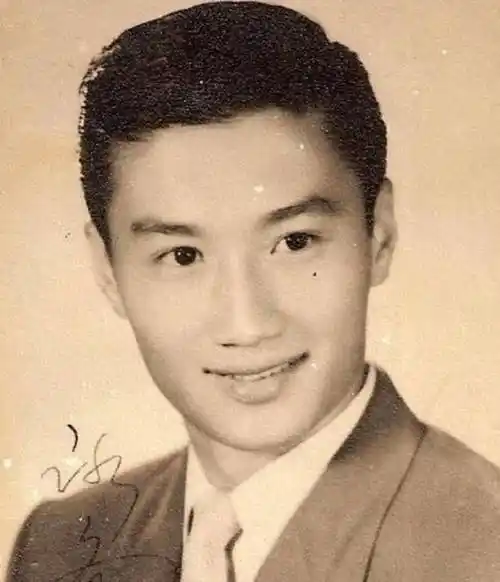 17岁的谢贤就开始出道,这些年在圈内属于大佬级别,他留下的作品非常多