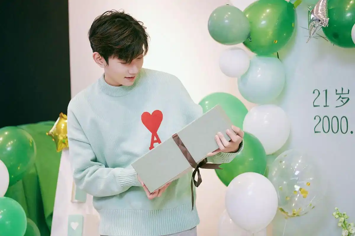 内容亲密,白富美表白,但王源未回应.猜测白富美身份,富家女或粉丝.