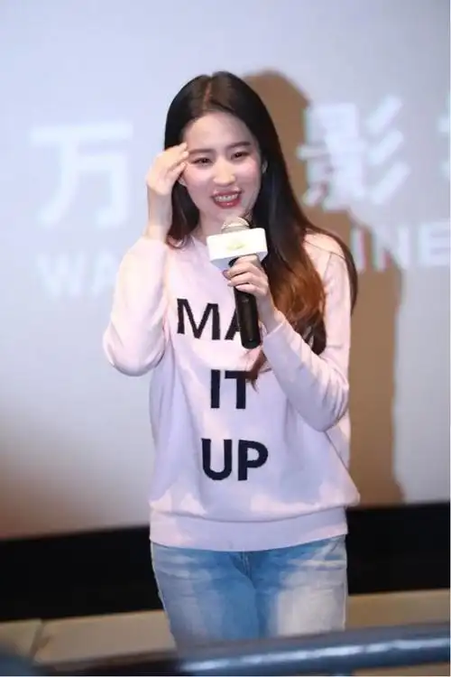 刘亦菲胖了更像赵灵儿穿牛仔裤配卫衣嫩成18岁的样子