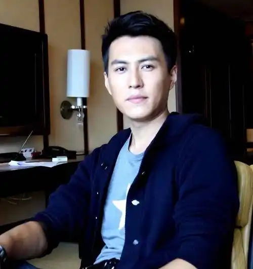 出生于山东一个普通家庭的靳东,经历了童年时期的颠沛流离.