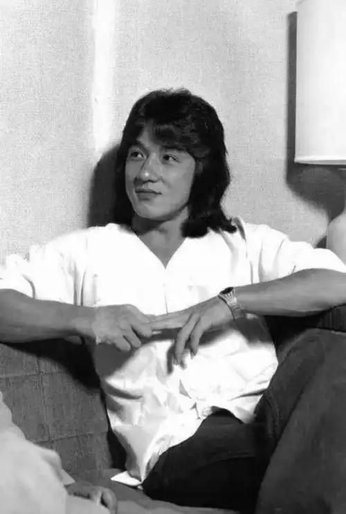 比较的帅气,但是大家是否知道之前的时候成龙的发型都是长发的呢