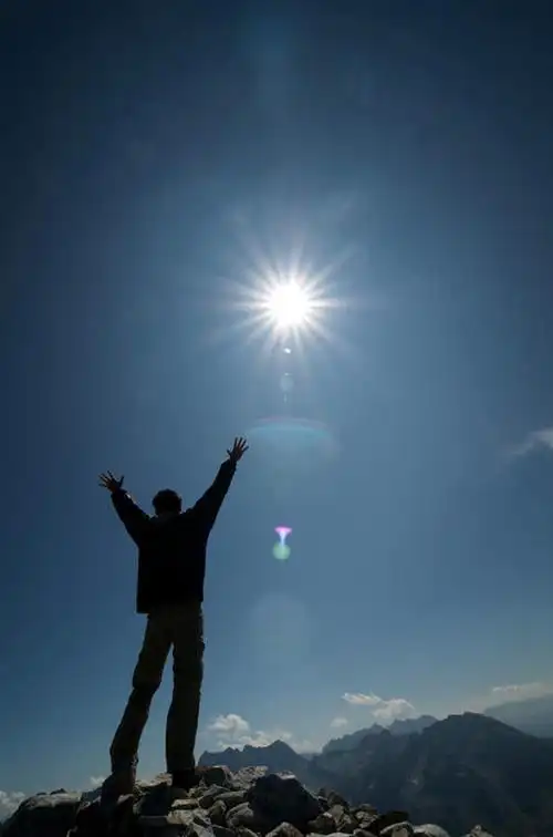 西方人,一个人,站,伸展双臂,竖图,室外,白天,仰视,旅游,度假,美景,山