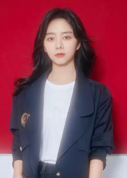 长发谭松韵更美了穿职业装拍证件照嫩得完全不像快要奔三