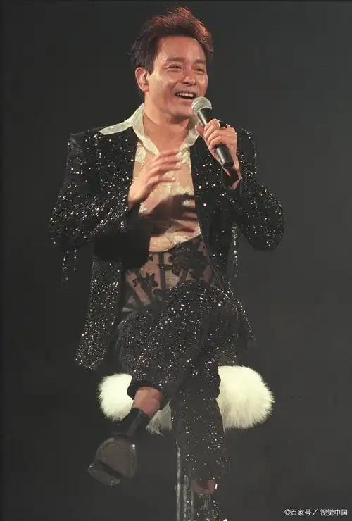 张国荣的嗓音很有辨识度,像《monica》,节奏欢快,他独特的声线和