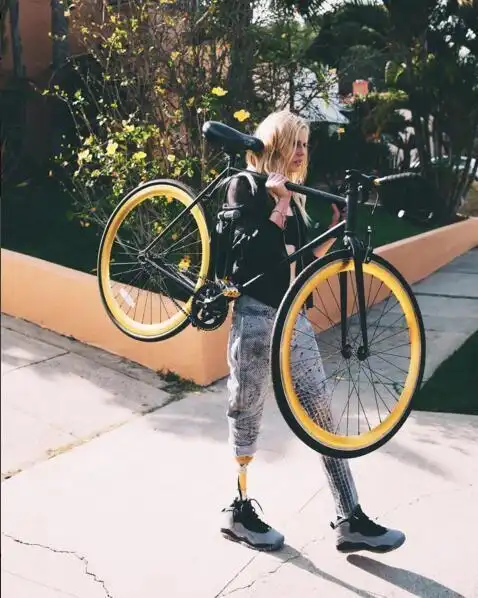 独腿妹子戴金色假肢在时装周首秀燃爆全场