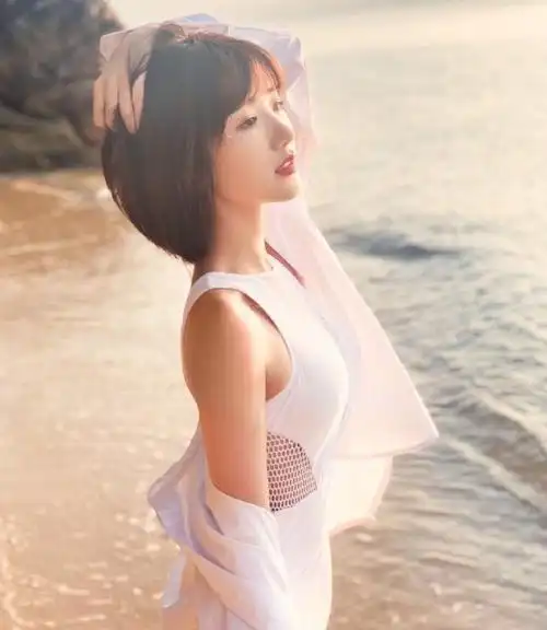 在毛晓彤开启重新营业,发了一组海边照,大秀白色性感泳装,引起热议