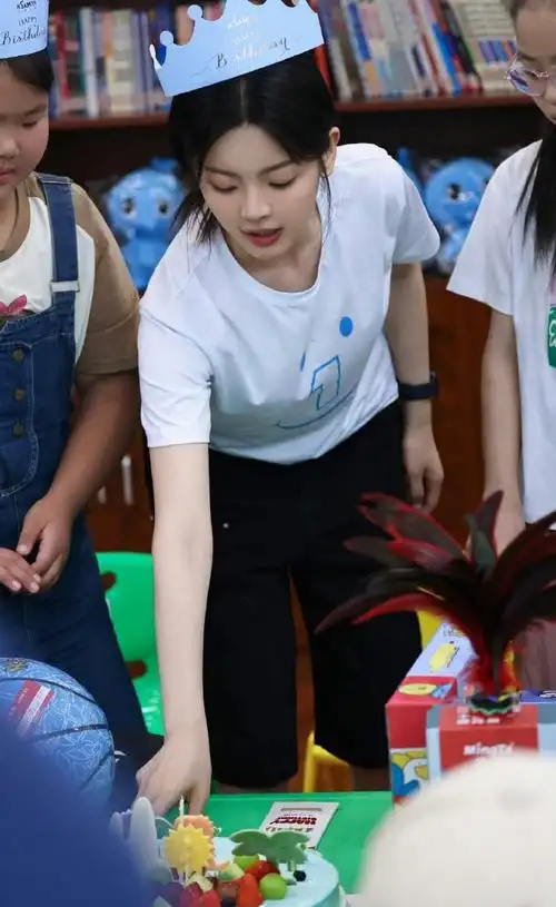 杨超越和小朋友玩游戏##杨超越与小朋友们玩游戏