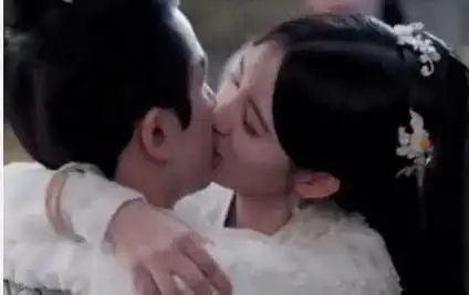 张艺兴的荧屏初吻啊,居然是给了黄渤哥,被亲到变形了