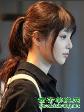 这是一款很好看的初中女学生的马尾发型,齐刘海,再把头发扎成了双马尾