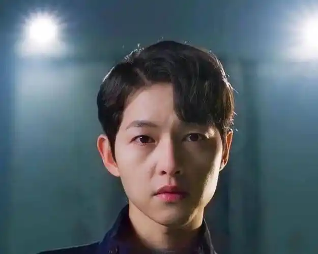 宋仲基水逆结束,新剧收视率高涨心情好,结婚故地重游前妻不再见